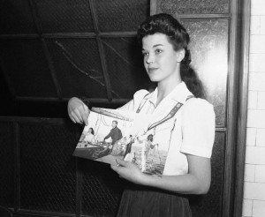 05 Nov 1942, Los Angeles, California, USA --- Peggy Satterlee shows a photo of herself and Errol Flynn on his yacht during his trial at a Los Angeles courthouse. Satterlee accused Flynn of committing statutory rape against her on the yacht. --- Image by © Bettmann/CORBIS