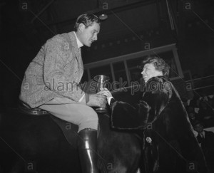 eleanor-roosevelt-presents-a-trophy-to-actor-errol-flynn-jan-1939-DD75E6~2