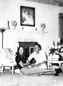 Lili-Damita-with-painting-of-self-and-Flynn-237x300~2